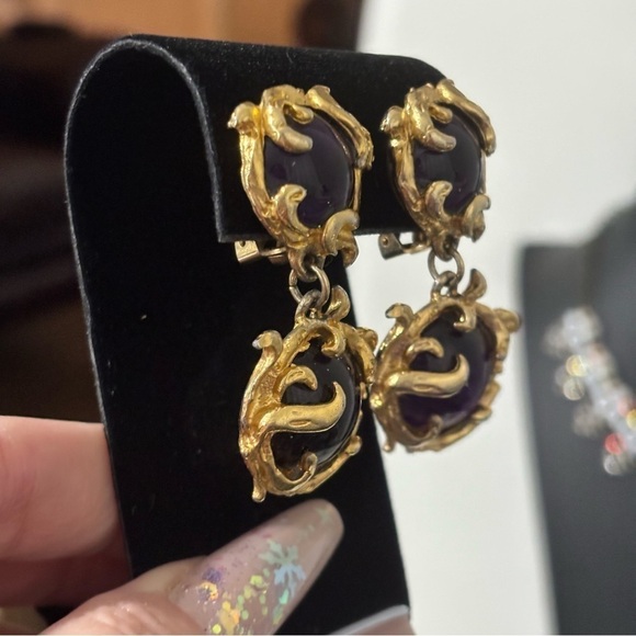 Vintage unsigned Ciner purple glass cabochon with its gold metal clipon earrings - Picture 2 of 7